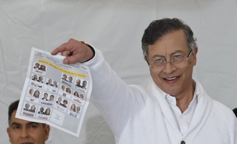 Petro acude a votar en las elecciones presidenciales y desata críticas por mostrar su boleta marcada