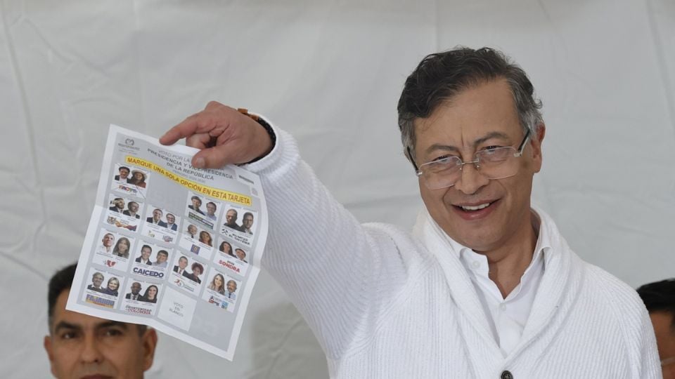 Petro acude a votar en las elecciones presidenciales y desata críticas por mostrar su boleta marcada