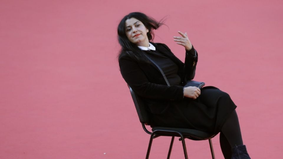 «Mujer, vida y libertad»: Francia rinde homenaje a Marjane Satrapi, quien rechazó la Legión de Honor