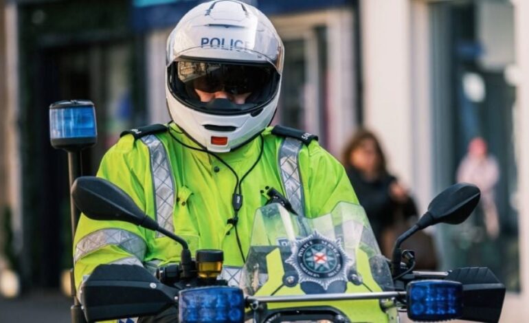 Sujeto ataca con arma blanca a una persona en Irlanda del Norte; le provoca lesiones en los ojos y la deja en estado grave