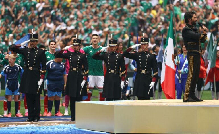 Alejandro Fernández estremece al Estadio Azteca con emotiva interpretación del Himno Nacional Mexicano