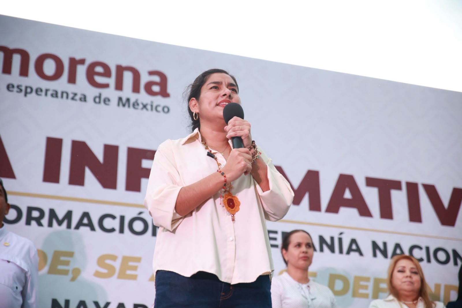 Miles asisten a asamblea encabezada por Elizabeth López Blanco en Nayarit