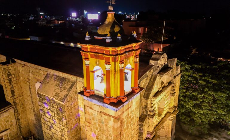Mxico Brilla ilumina templo de Jalatlaco barrio mgico de Oaxaca 1b