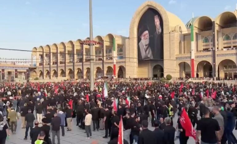 Funeral del líder supremo de Irán reúne a miles entre llanto y llamados de venganza
