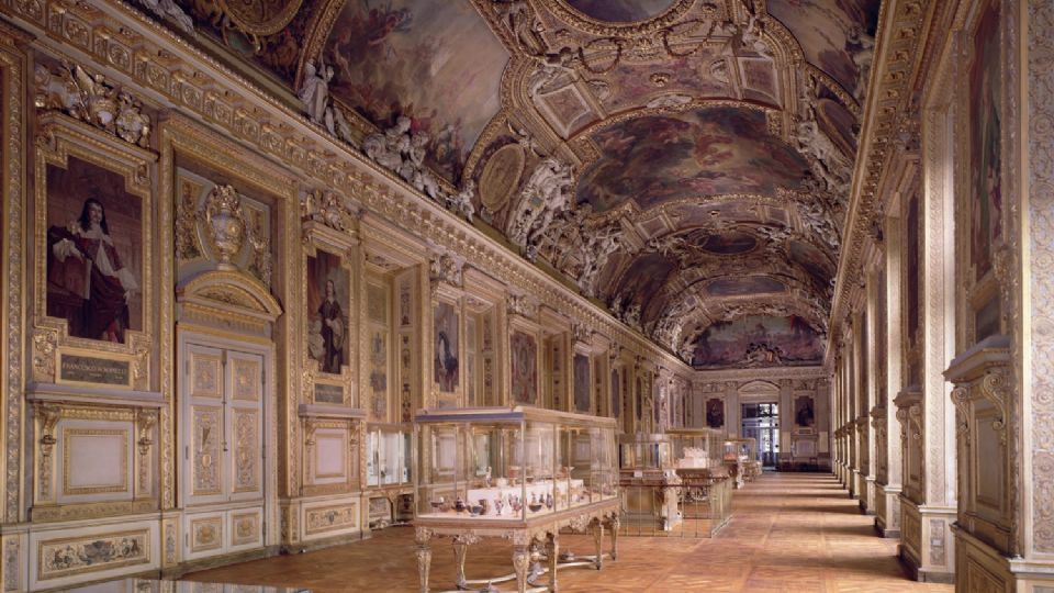 El Louvre reabre la Galería Apolo sin sus joyas y con los murales como protagonistas del lugar del robo