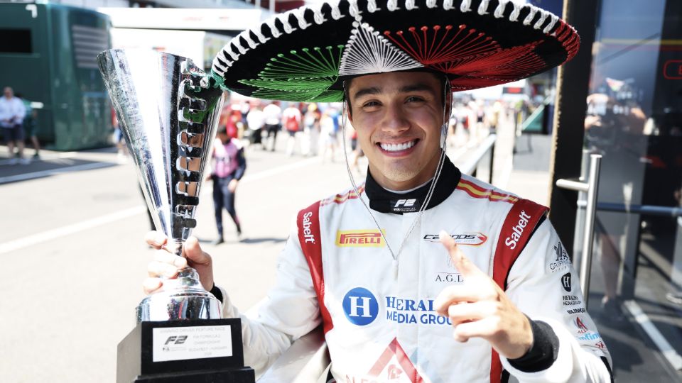 El mexicano Noel León gana la carrera principal de Fórmula 2 en Hungría; Checo Pérez lo alienta con un “a seguirle así”