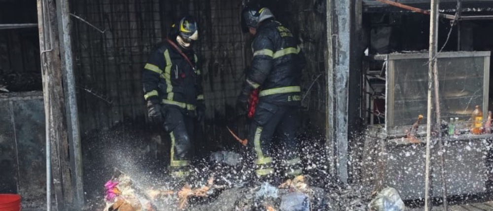 Incendio en puestos semifijos causa alarma cerca del Metro Santa Marta