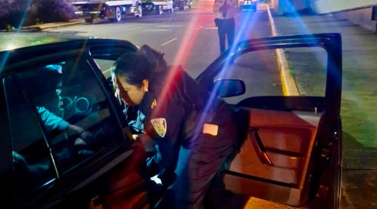 Policías asisten parto y reciben a bebé en las inmediaciones del AICM