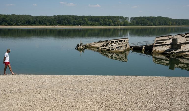 El Danubio expone los fantasmas de la Segunda Guerra Mundial con barcos nazis a la vista