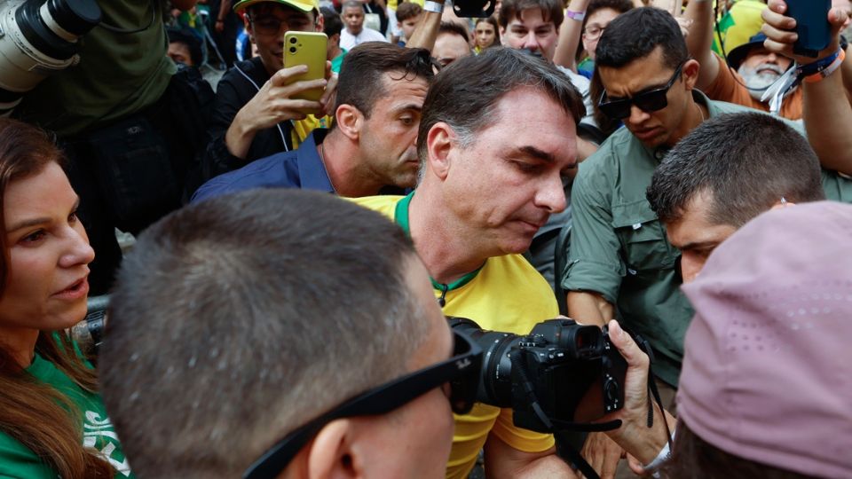Flávio Bolsonaro promete tratar a los narcotraficantes como «terroristas» en su inicio de campaña electoral
