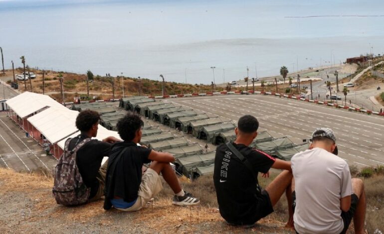 Crisis en Ceuta: miles de migrantes permanecen en el enclave a tres semanas del arribo masivo