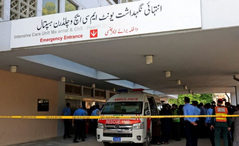 Mueren 14 recién nacidos durante incendio en la sala infantil de un hospital en Pakistán