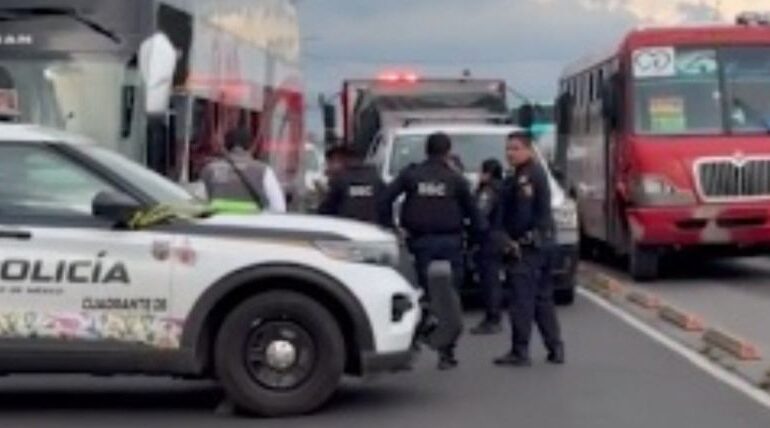 Muere motociclista en Agrícola Pantitlán tras chocar con bolardos y ser arrollado por un autobús