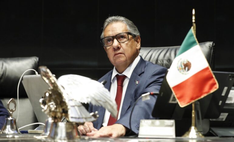 Higinio Martínez solicita que se presente dictamen sobre prohibición de celulares en educación básica