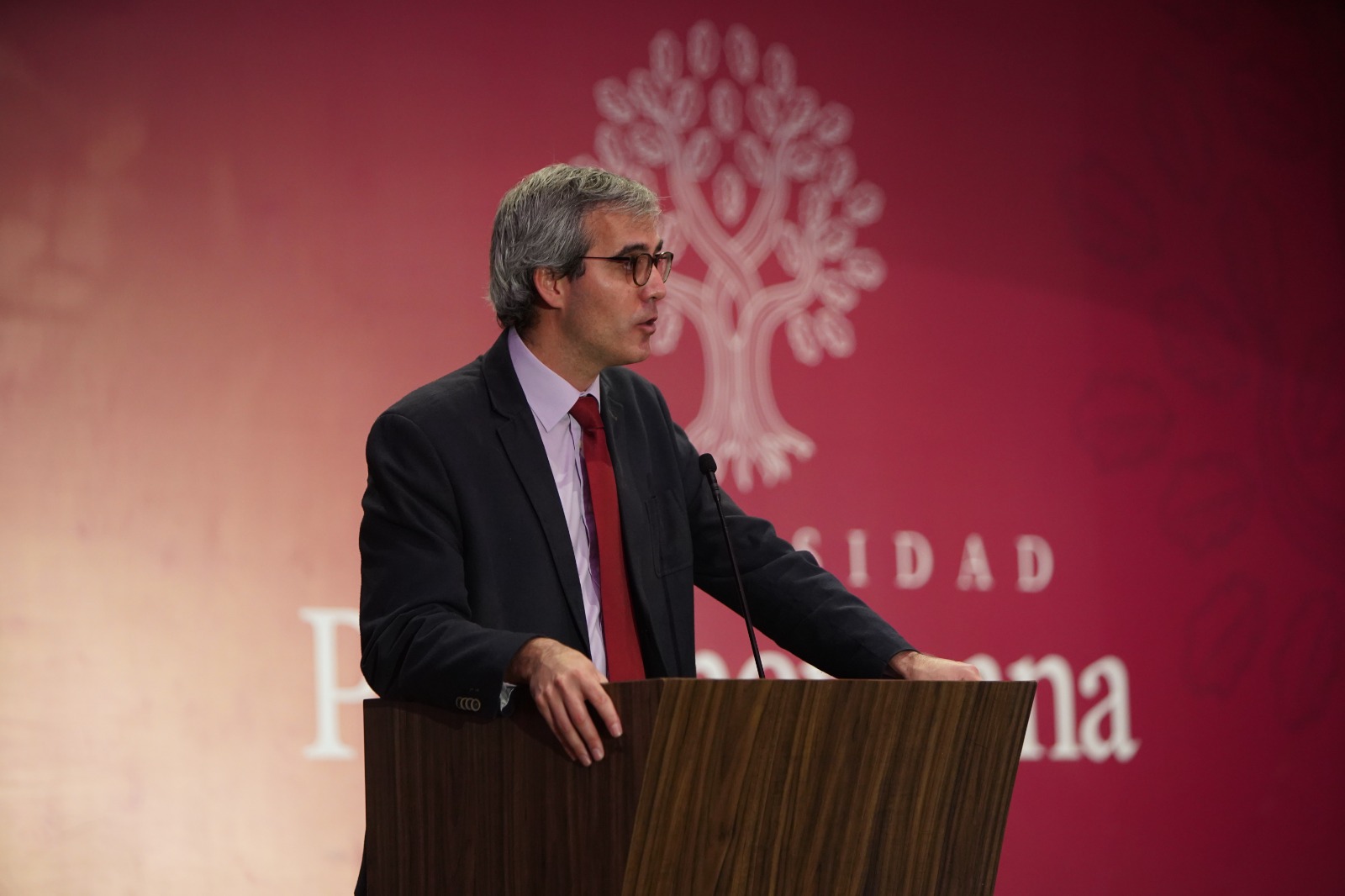 Niñas y niños nacidos mediante maternidad subrogada registran graves efectos en su salud, advierte el investigador español Francisco Gúell.