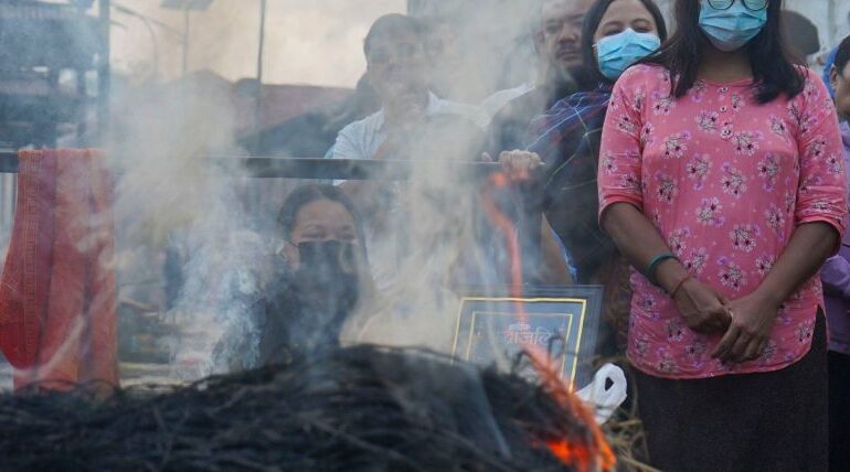 celebran familias funerales sin cuerpos nepal riada 13 1000x428