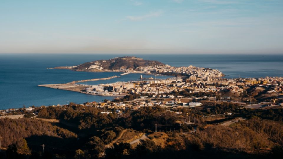 España autoriza instalar carpas para más de mil migrantes que permanecen en Ceuta