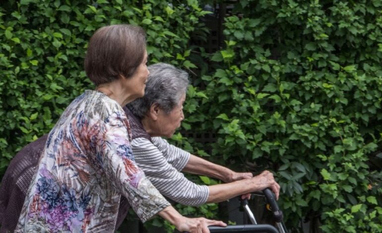 Japón alcanza el récord de más de 100 mil personas centenarias; 88% son mujeres