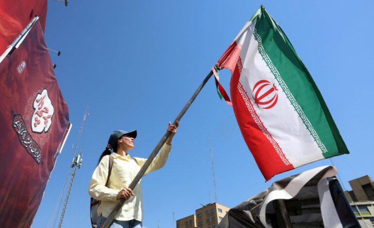 mujer ondea bandera de iran