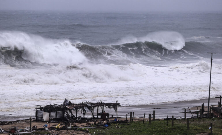 no salgan hasta que pase el huracan bcs espera el impacto de polo sin playas navegacion ni movilidad