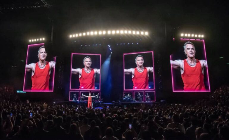 Robbie Williams convierte el Palacio de los Deportes en una gran celebración