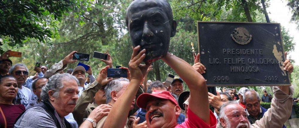 Sheinbaum reprueba vandalización de estatua de Felipe Calderón en Los Pinos