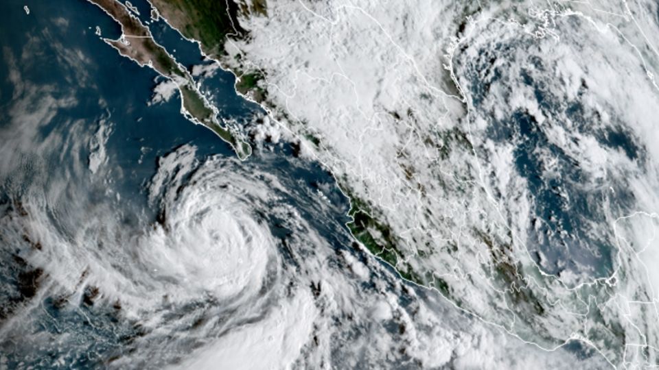 Huracán «Rachel» se debilita a categoría 1, pero se mantiene alerta por lluvias y alto oleaje en el Pacífico
