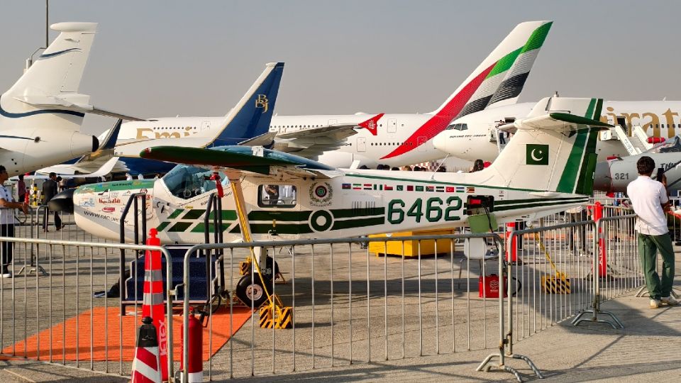 Desplome de un avión de entrenamiento militar ocasiona la muerte de sus dos pilotos en Pakistán