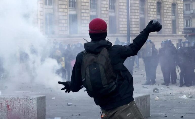 Detienen a 100 personas en París durante protestas sociales y disturbios en Francia