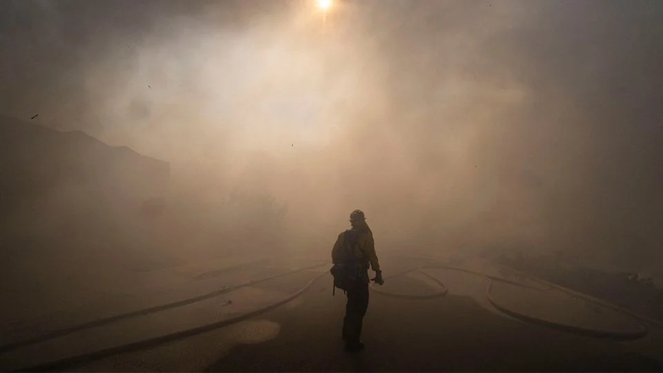 Incendio en California consume seis viviendas y obliga a miles de familias a evacuar sus hogares