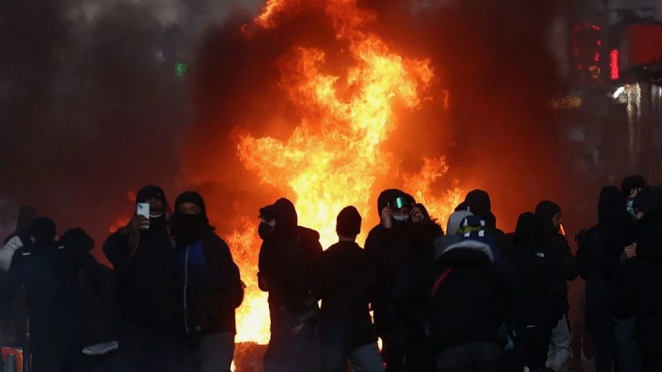 París es epicentro de un nuevo episodio de violencia y saqueos en la plaza de la República