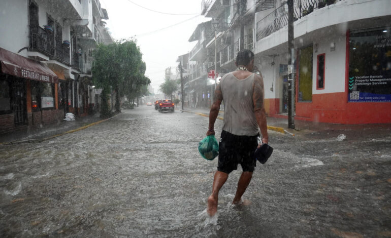 huracan trudy reforzara lluvias en guerrero y oaxaca simon ya no genera efectos en mexico