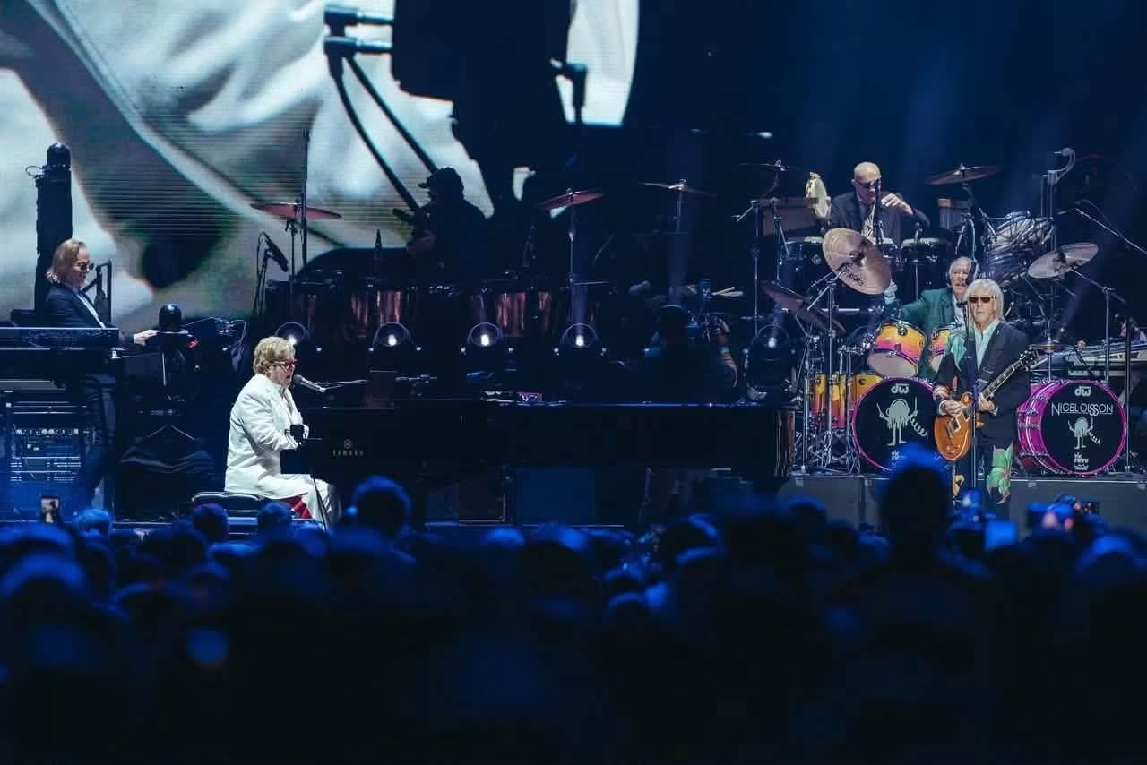 Sir Elton John recibe a México con un piano, 60 años de historia y una última canción