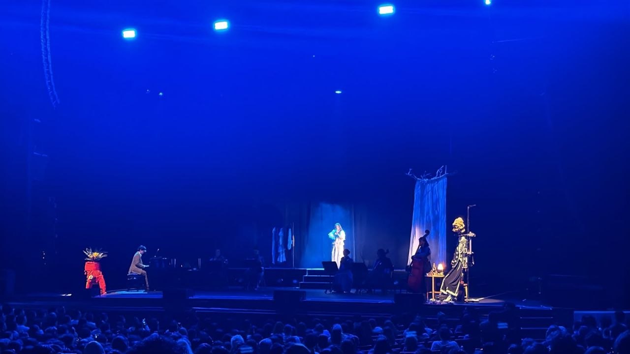 Natalia Lafourcade convierte el Teatro Metropólitan en la habitación de sus sueños