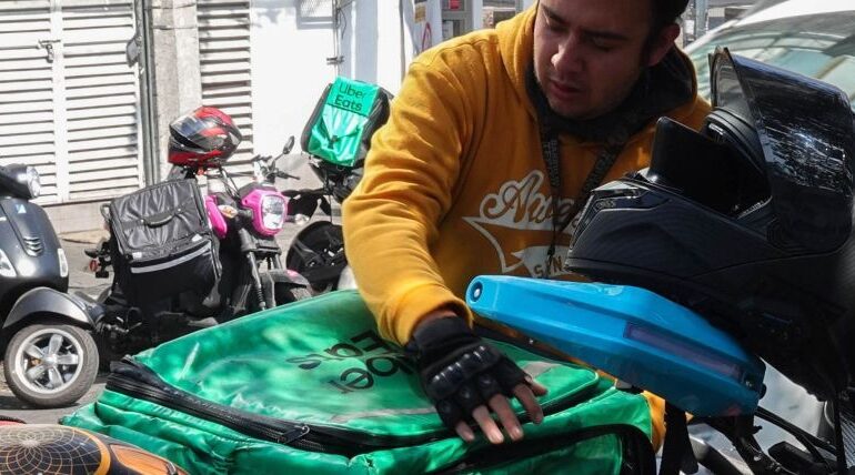 Protestan repartidores por app en el Congreso de la CDMX contra propuesta para prohibir el transporte de pasajeros en moto