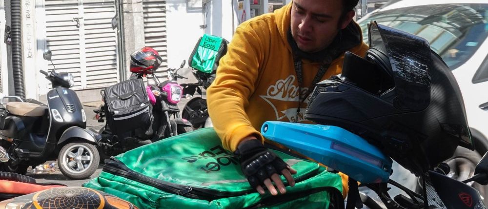 Protestan repartidores por app en el Congreso de la CDMX contra propuesta para prohibir el transporte de pasajeros en moto